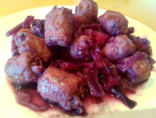 Red cabbage with sausage and apples